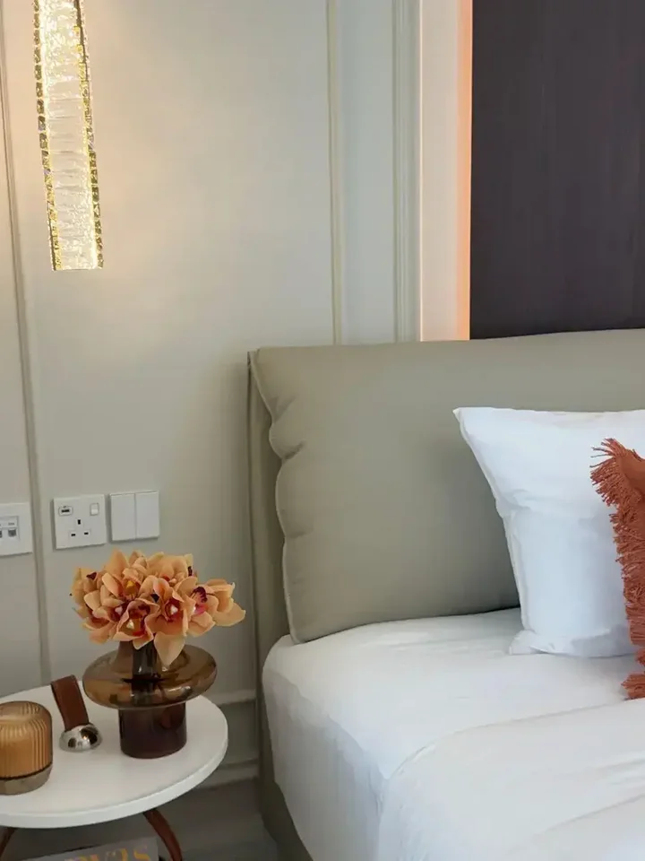 Kolorowe akcenty w aranżacji dla kontrastu. Nowoczesne meble premium od Primavera Home.