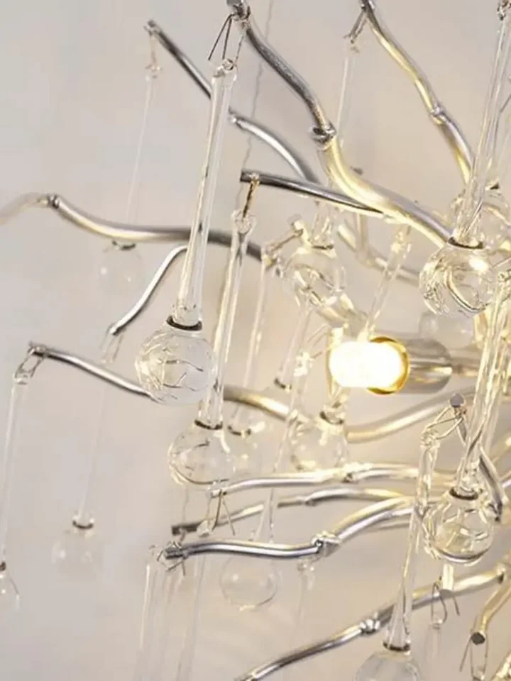 Cały kinkiet w pełnej okazałości, ukazujący elegancki design inspirowany naturą.