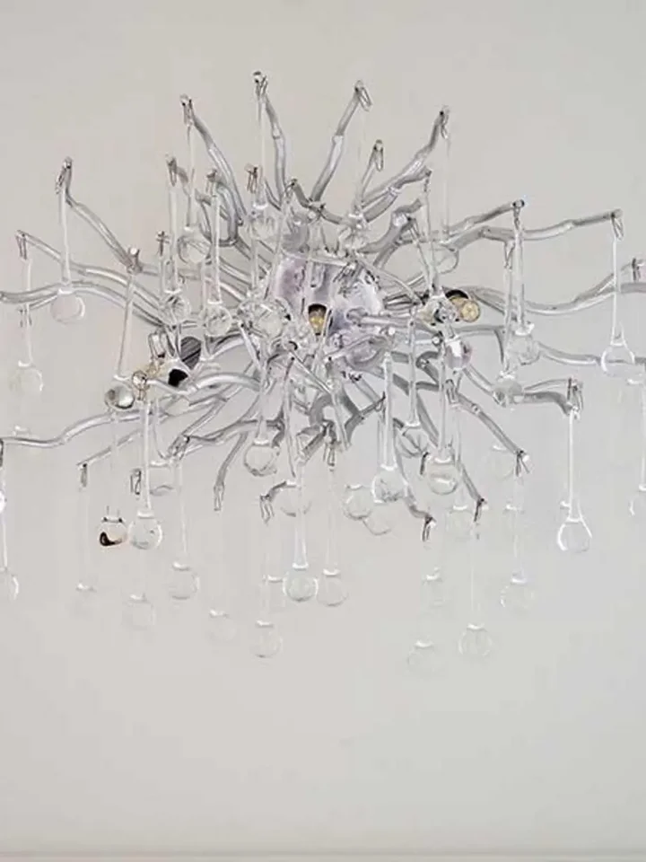 Nowoczesny kinkiet w eleganckim stylu, idealny do każdej współczesnej aranżacji.