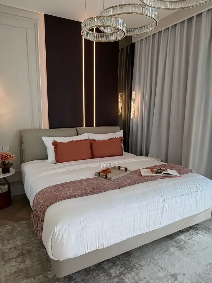 Meble w jasnym wnętrzu z naturalnym światłem. Nowoczesne meble premium od Primavera Home.
