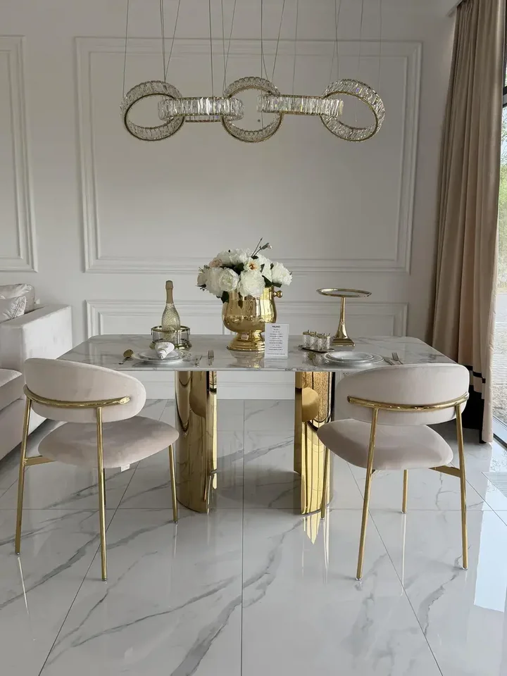 Perspektywa ukazująca złote nogi marmurowe stołu glamour ROKSI, w ofercie Primavera Home.