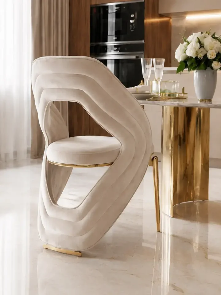 Stylowa aranżacja stołu glamour ROKSI przy świecach, idealnego do eleganckich wnętrz, meble na zamówienie od Primavera Home.