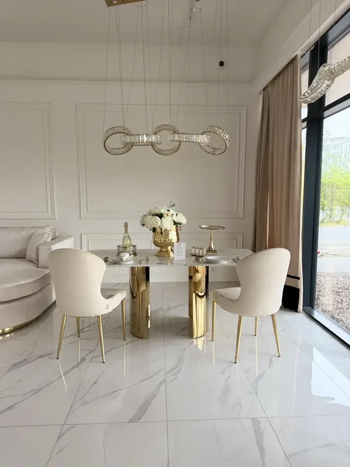 Stół glamour ROKSI w jasnym wnętrzu, eksponujący swój stylowy design i eleganckie wykończenie, meble na zamówienie od Primavera Home.
