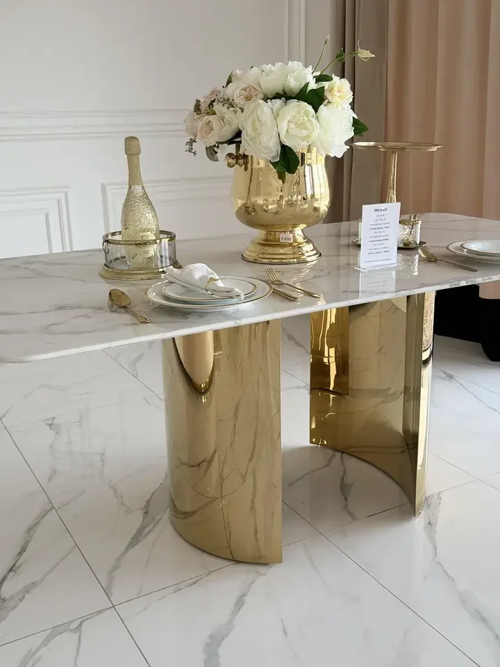 Stylowy design stołu glamour ROKSI w eleganckim salonie, idealny do nowoczesnych aranżacji, dostępny w Primavera Home.