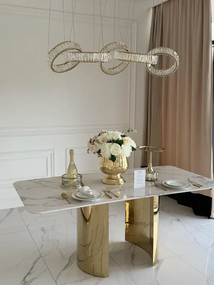 Nowoczesna aranżacja z wykorzystaniem stołu glamour ROKSI, ekskluzywnego do jadalni, w ofercie Primavera Home.
