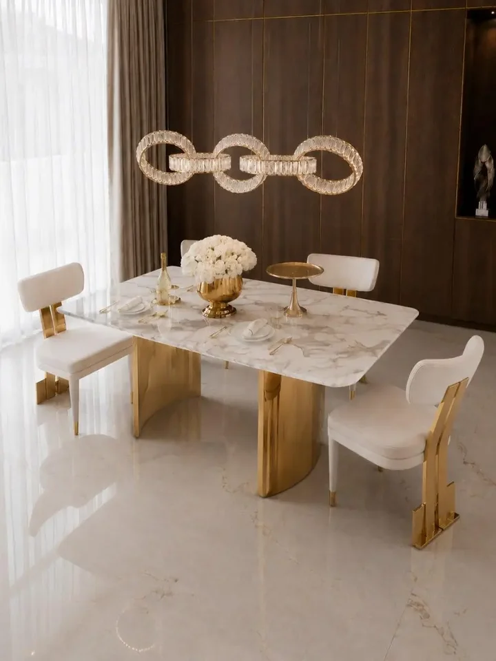 Cały zestaw z wykorzystaniem stołu glamour ROKSI w nowoczesnym wnętrzu, idealnego do eleganckich aranżacji, meble na zamówienie od Primavera Home.