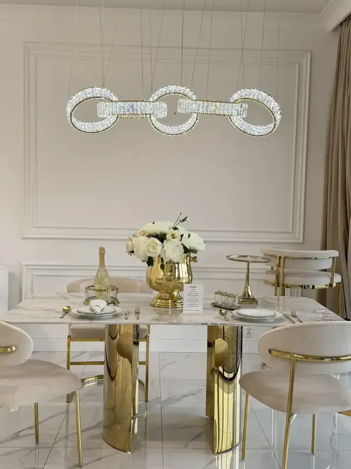 Wprowadzenie dodatków w aranżacji z użyciem stołu glamour ROKSI, podkreślających nowoczesny styl, meble na zamówienie od Primavera Home.