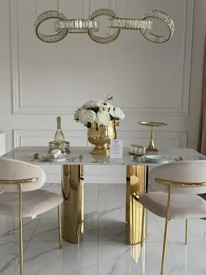 Nowoczesna aranżacja jadalni z wykorzystaniem stołu glamour ROKSI, idealnego do eleganckich wnętrz, meble na zamówienie od Primavera Home.