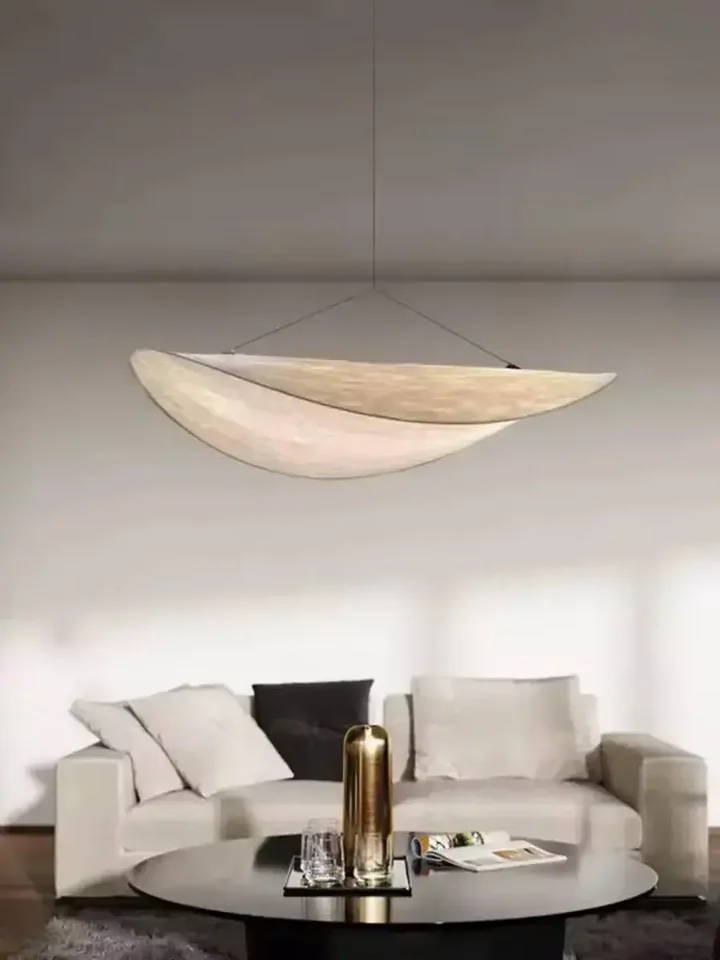 Zbliżenie na elegancką strukturę designerskiego nowoczesnego żyrandola papierowego lekkiego do jadalni CLOUD od Primavera Home.