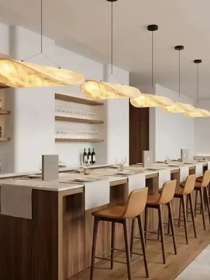 Stylizacja designerskiego nowoczesnego żyrandola papierowego lekkiego do jadalni CLOUD w mieszkaniu od Primavera Home.