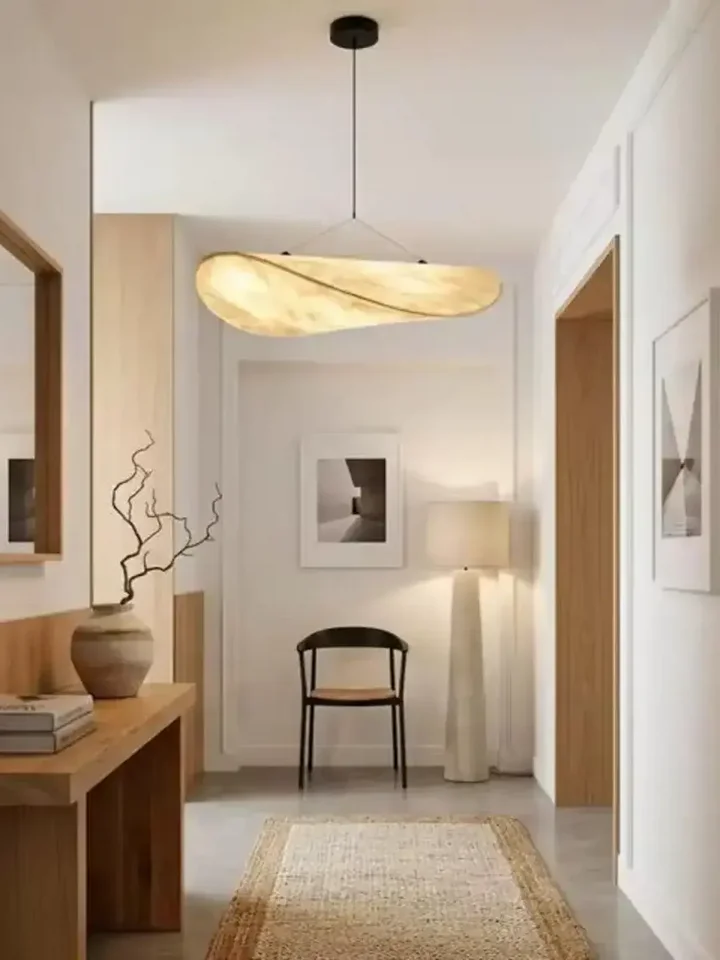 Designerski żyrandol w jasnym wnętrzu, podkreślający nowoczesny styl CLOUD od Primavera Home.