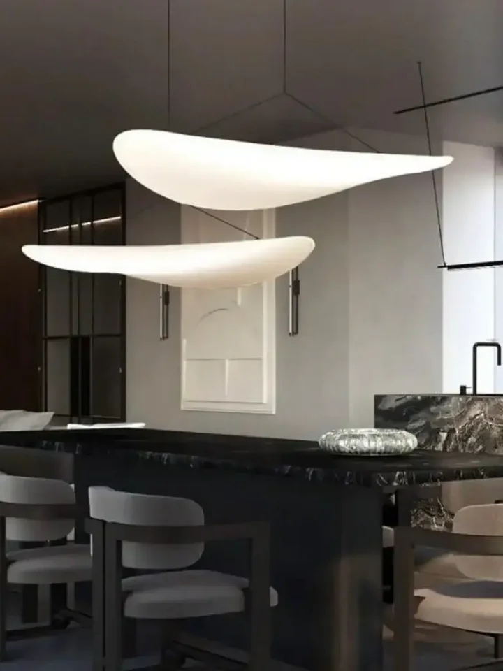 Efekt świetlny w wydaniu designerskiego nowoczesnego żyrandola papierowego lekkiego do jadalni CLOUD od Primavera Home.