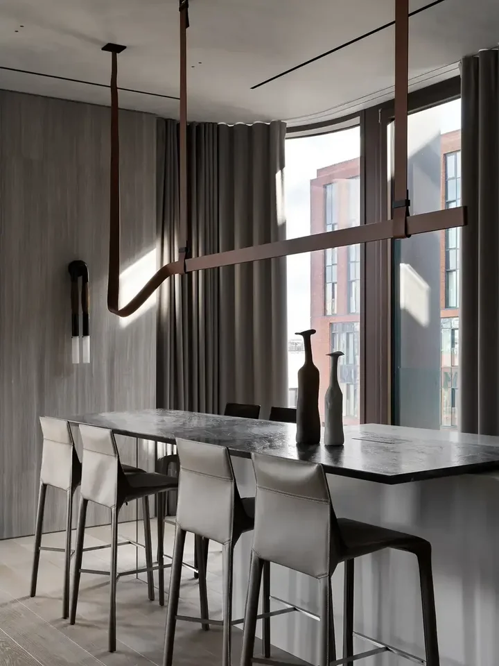 Żyrandol nowoczesny designerski ekosóra pasy brązowy Cosmopolitan w aranżacji jadalni, tworzący przytulną atmosferę. Styl od Primavera Home.