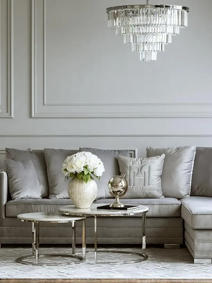 Kryształowy żyrandol okrągły, nowoczesny lampa wisząca, srebrny GLAMOUR M w stylizacji wnętrza. Ekspozycja w salonie od Primavera Home.