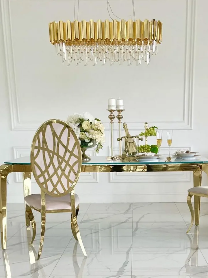 Designerski stół do jadalni, glamour, ze szklanym blatem, stalowy, złoty ELITE w aranżacji w salonie. Ekspozycja od Primavera Home.