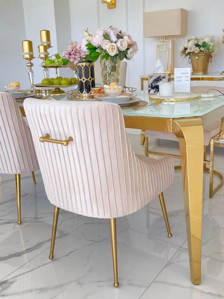 Widok całego zestawu z designerskim stołem do jadalni, glamour, ze szklanym blatem, stalowym, złotym ELITE. Ekspozycja w salonie od Primavera Home.