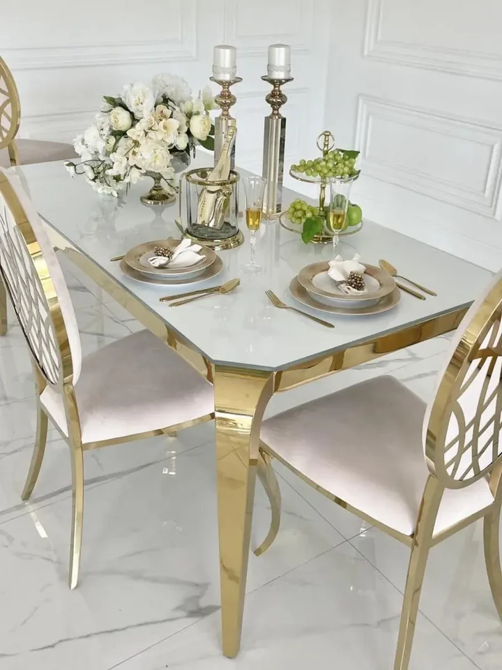 Designerski stół do jadalni, glamour, ze szklanym blatem, stalowy, złoty ELITE w zbliżeniu, ukazujący szczegóły wykończenia. Ekspozycja w salonie od Primavera Home.