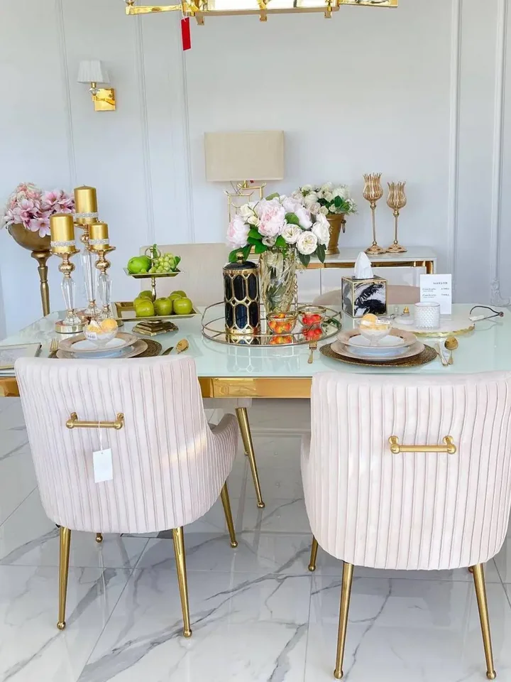 Perspektywiczne ujęcie designerskiego stołu do jadalni, glamour, ze szklanym blatem, stalowego, złotego ELITE. Meble na zamówienie od Primavera Home.