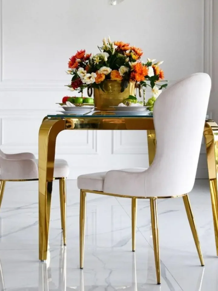Widok z góry na designerski stół do jadalni, glamour, ze szklanym blatem, stalowy, złoty ELITE. Ekspozycja w salonie od Primavera Home.