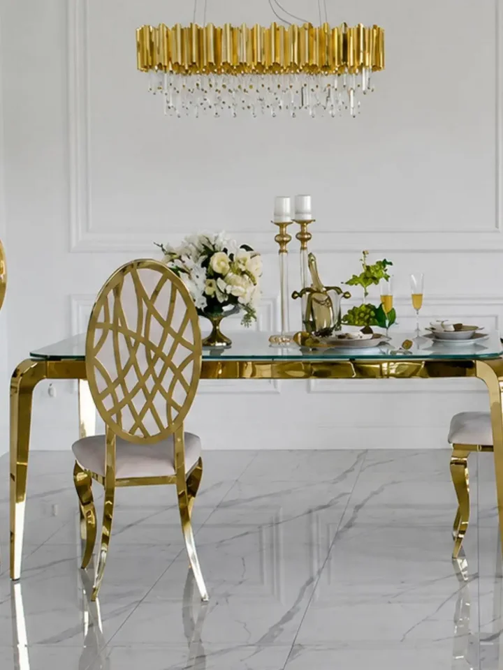 Detale designerskiego stołu do jadalni, glamour, ze szklanym blatem, stalowego, złotego ELITE w zbliżeniu. Meble na zamówienie od Primavera Home.