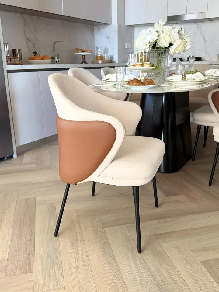 Ekskluzywne Krzesło Linea – Nowoczesne na Czarnych Nogach eksponowane w detalach swojego wnętrza, elegancki wybór od Primavera Home.