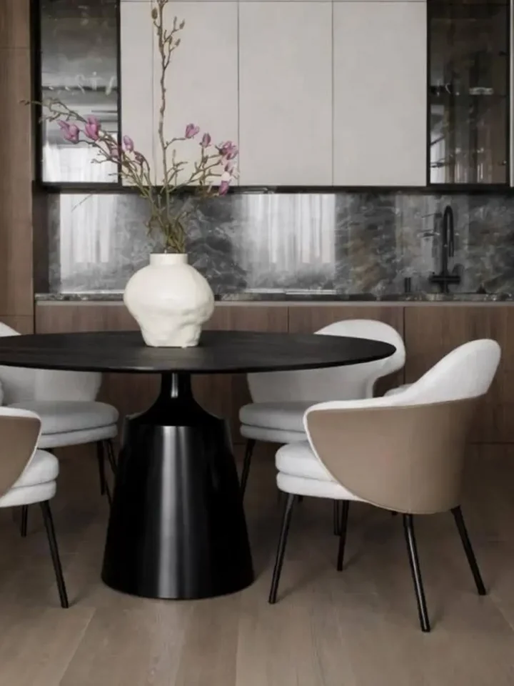 Ekskluzywne Krzesło Linea – Nowoczesne na Czarnych Nogach z widokiem tylnym, ukazujące minimalistyczny design od Primavera Home.