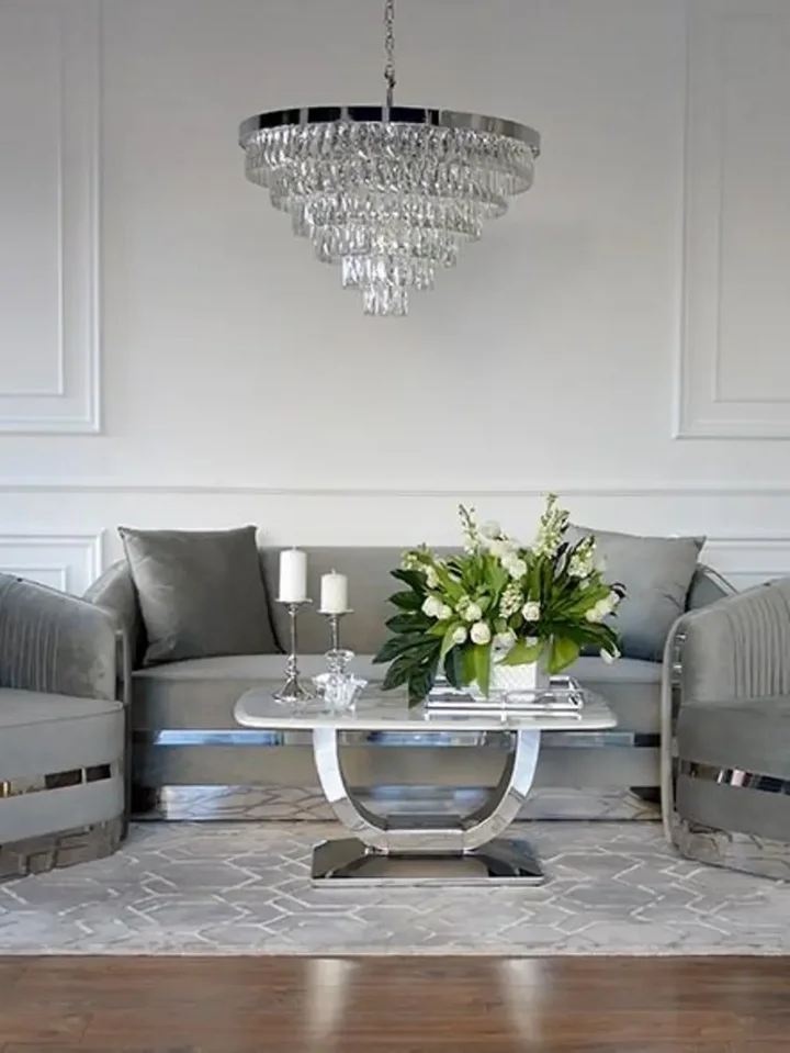 Widok z góry na sofę, ukazujący jej kształt i styl. Ekspozycja w salonie przez Primavera Home.