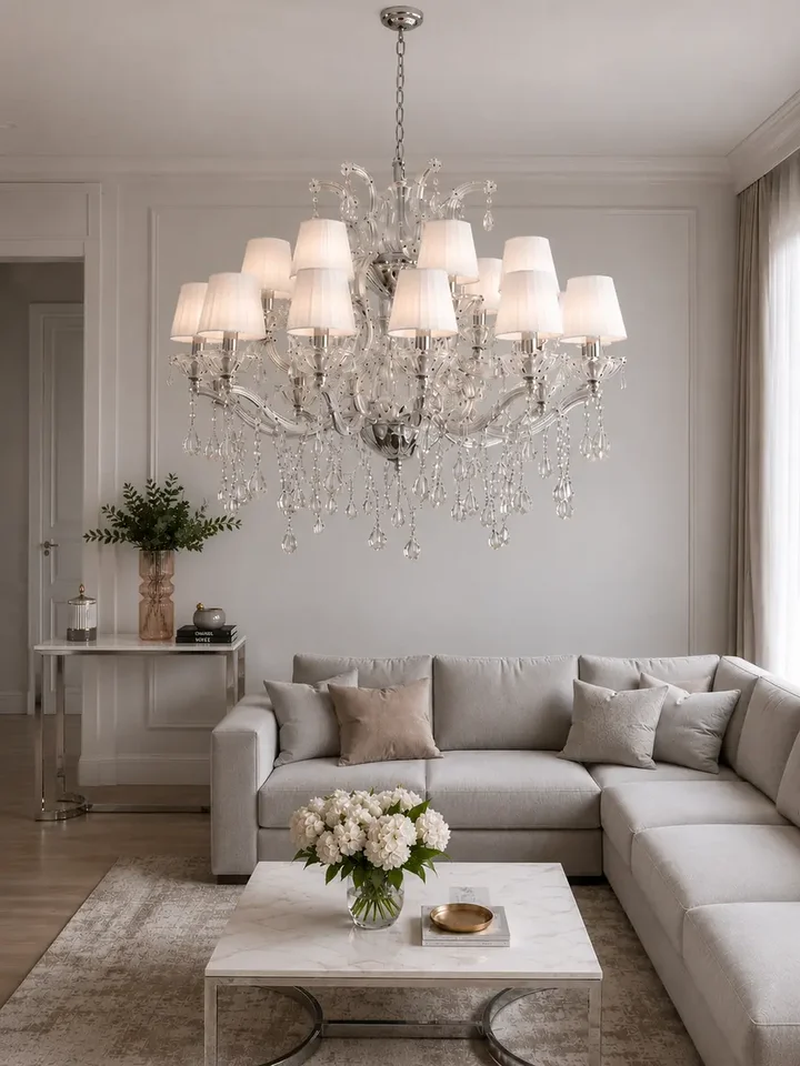 Zbliżenie na kryształowe elementy żyrandola, podkreślające jego wyjątkowość i elegancję. Produkty od Primavera Home.