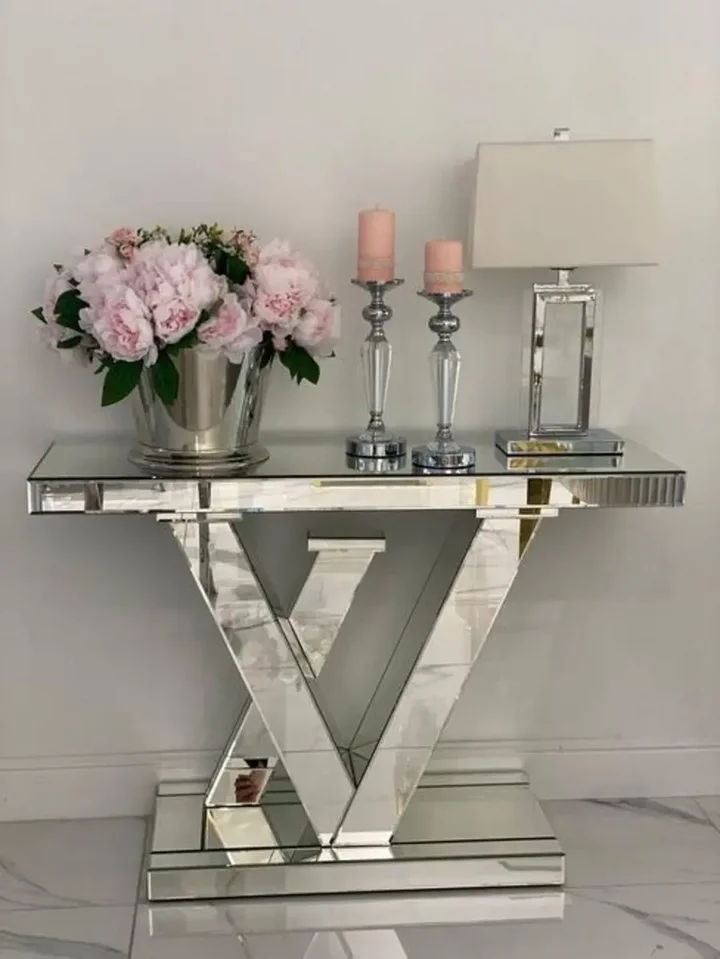 Konsola lustrzana galmour srebrna nowoczesna LV tworzy elegancki kącik w pomieszczeniu. Ekspozycja w salonie od Primavera Home.