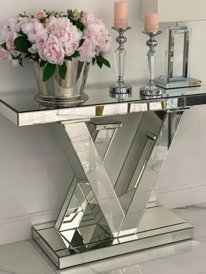 Perspektywa z daleka ukazująca Konsolę lustrzaną glamour srebrną nowoczesną LV w eleganckim otoczeniu. Aranżacja nowoczesnego wnętrza od Primavera Home.