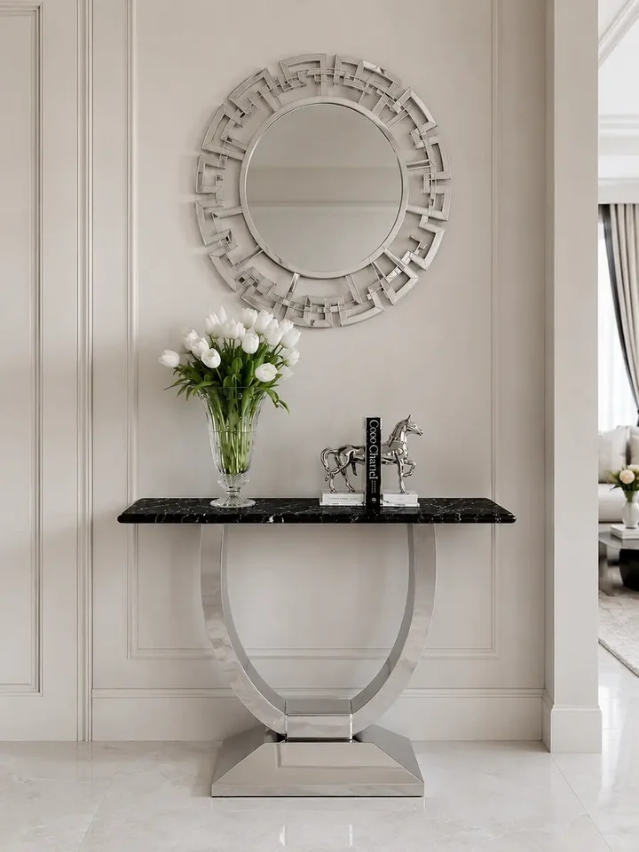 Konsola w stylu nowoczesnym glamour z białym marmurowym blatem srebrna ART DECO w aranżacji salonu. Ekskluzywna ekspozycja od Primavera Home.