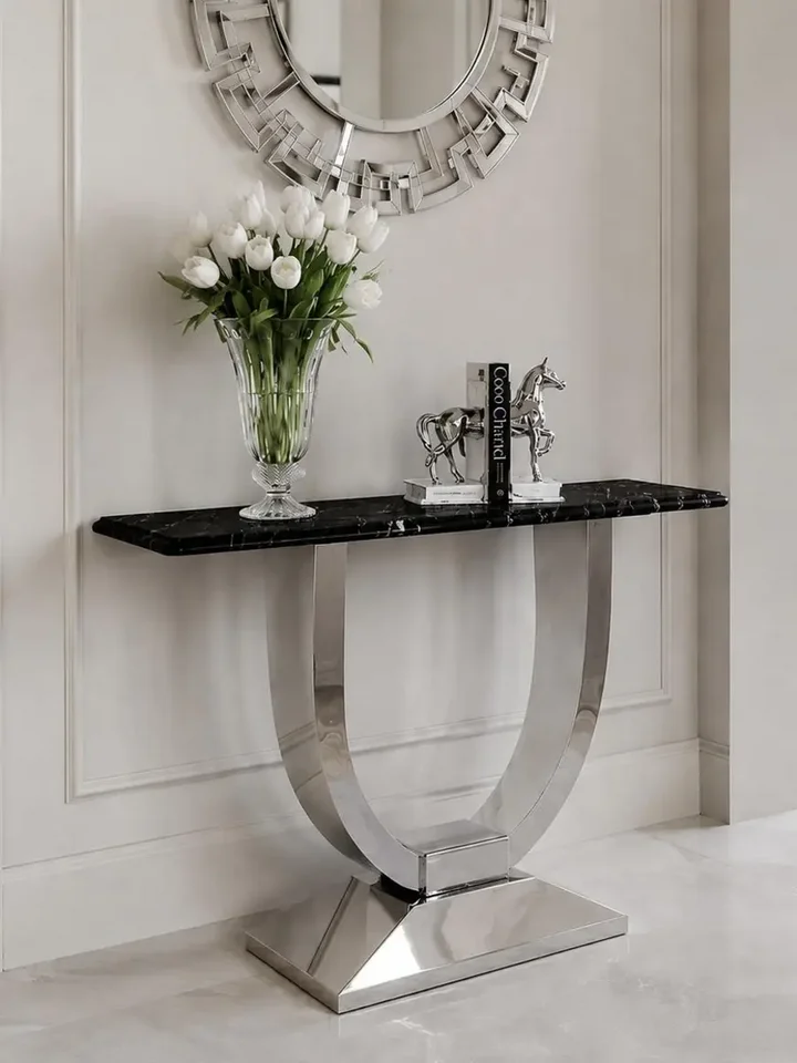 Konsola w stylu nowoczesnym glamour z białym marmurowym blatem srebrna ART DECO przedstawiona w perspektywie. Detal wykończenia w modernistycznym wnętrzu od Primavera Home.