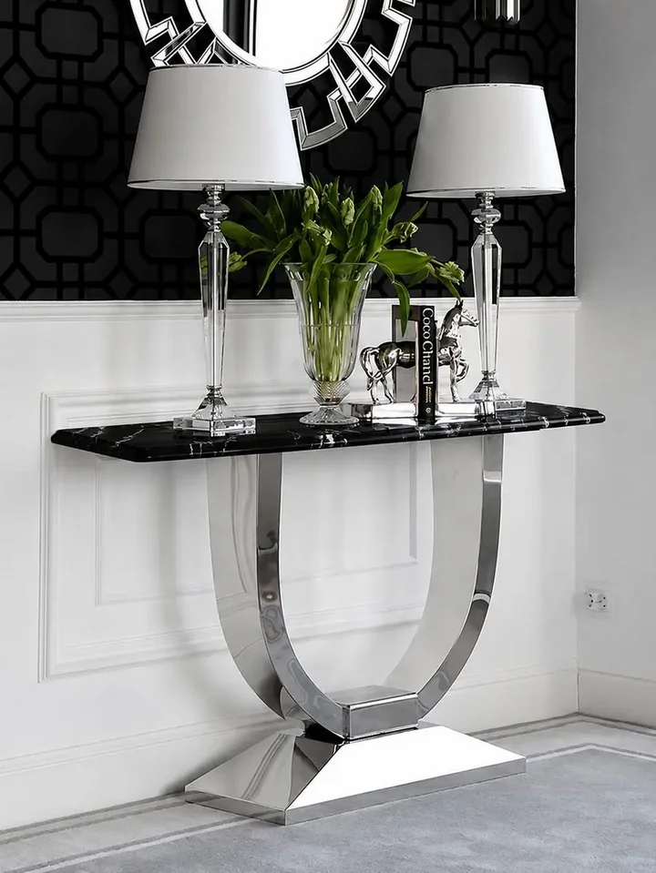 Konsola w stylu nowoczesnym glamour z białym marmurowym blatem srebrna ART DECO w ujęciu z przodu. Ekspozycja w salonie od Primavera Home.