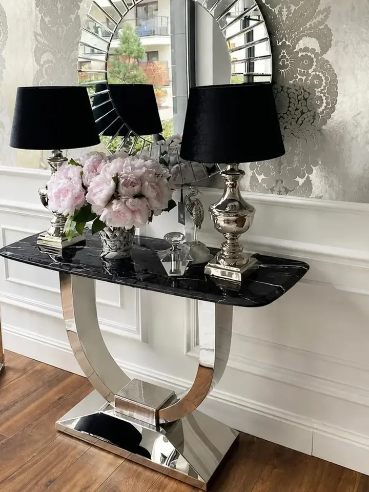 Konsola w stylu nowoczesnym glamour z białym marmurowym blatem srebrna ART DECO, detal blatu marmurowego. Meble na zamówienie od Primavera Home.