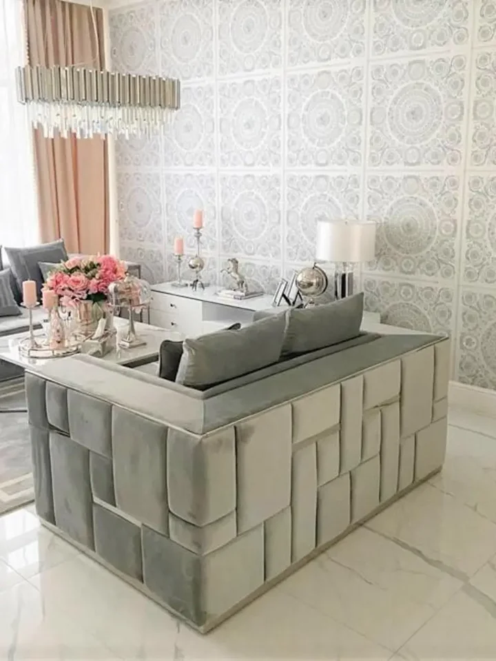 Perspektywa sofy EMPORIO, która dodaje stylu każdemu pomieszczeniu. Ekspozycja w salonie Primavera Home.