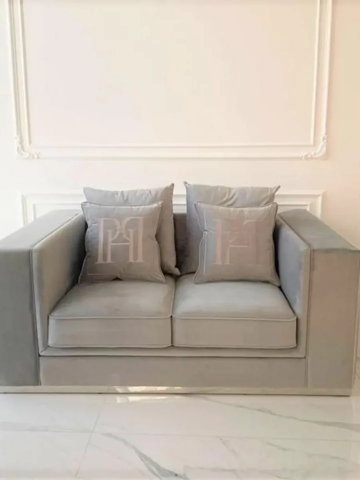 Widok z góry na sofę EMPORIO, eksponującą jej designerskie plecy. Ekspozycja w salonie Primavera Home.