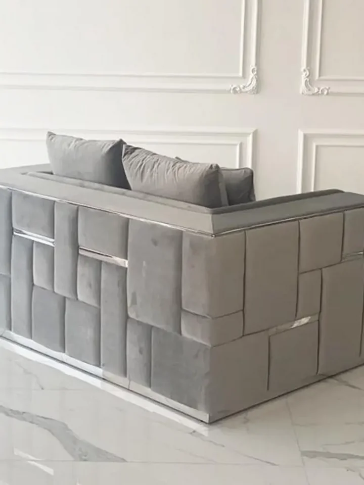 Nowoczesna sofa 2-osobowa szara srebrna EMPORIO w ujęciu z przodu. Oświetlenie na zamówienie od Primavera Home.