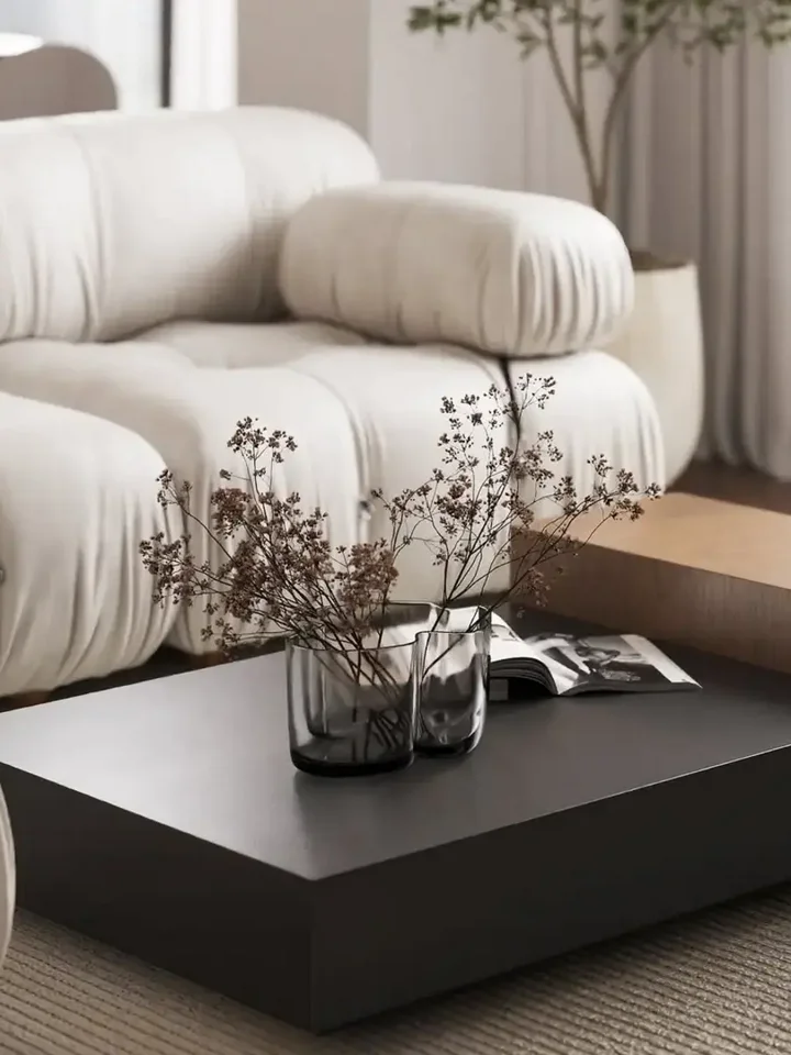Widok dwuosobowy na designerski narożnik modułowy boucle NICEA w przestronnej aranżacji. Meble na zamówienie od Primavera Home.