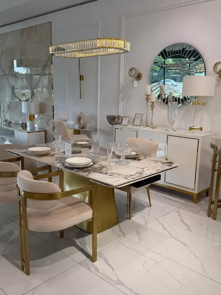 Owalny Żyrandol Kryształowy Eclipse Złoty – Luksusowa Lampa Liniowa nad Stół widok na sufit, ukazujący jego elegancki charakter w ofercie Primavera Home.