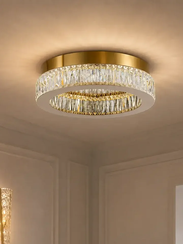 Lampa prezentowana w showroomie, podkreślająca luksusowy charakter wnętrza od Primavera Home.