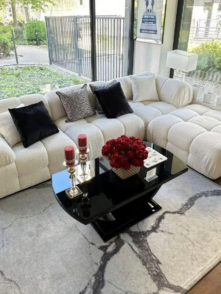 Aranżacja z detalami designerskiego narożnika modułowego boucle NICEA w nowoczesnym wnętrzu. Meble na zamówienie od Primavera Home.