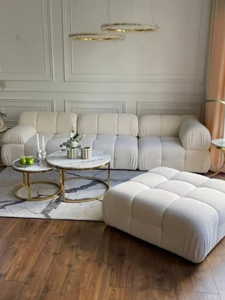 Ekspozycja z detalem wykończenia designerskiego narożnika modułowego boucle NICEA od Primavera Home.