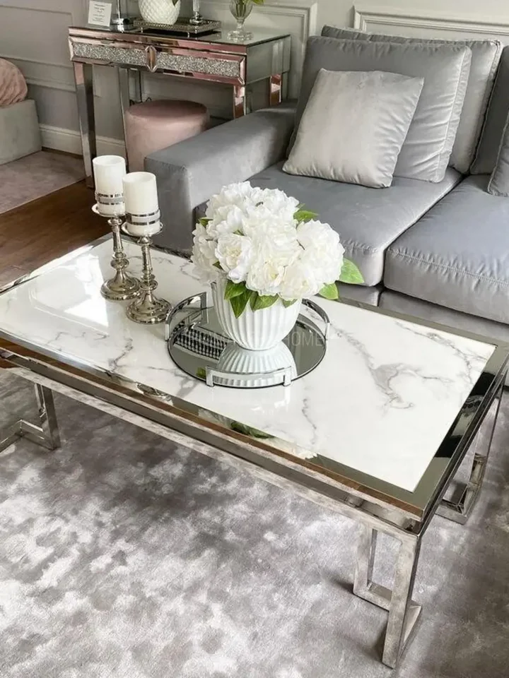 Stolik kawowy w stylu nowojorskim i glamour stal nierdzewna blat biały marmur OSKAR SILVER OUTLET 2 w całym zestawie mebli. Ekspozycja w salonie od Primavera Home.