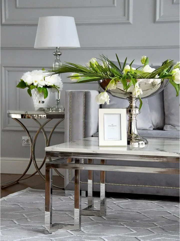 Stolik kawowy w stylu nowojorskim i glamour stal nierdzewna blat biały marmur OSKAR SILVER OUTLET 2 w ekspozycji w showroomie. Detal wykończenia od Primavera Home.