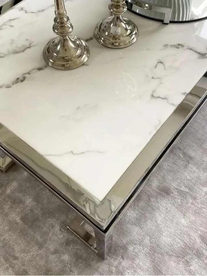 Stolik kawowy w stylu nowojorskim i glamour stal nierdzewna blat biały marmur OSKAR SILVER OUTLET 2 widoczny w perspektywie. Meble na zamówienie od Primavera Home.
