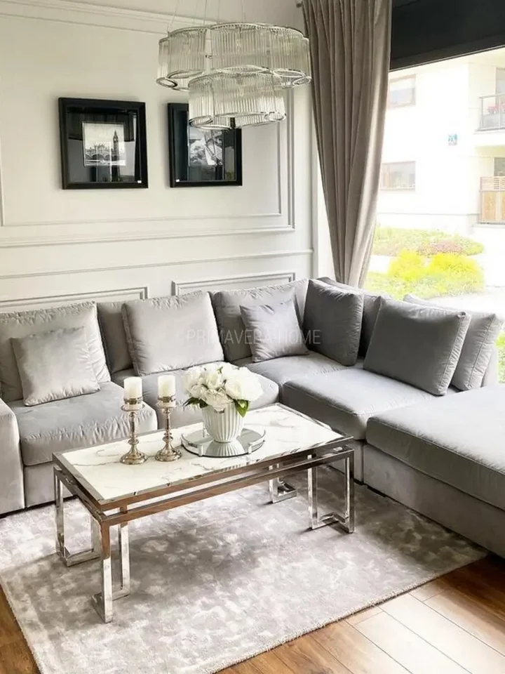 Stolik kawowy w stylu nowojorskim i glamour stal nierdzewna blat biały marmur OSKAR SILVER OUTLET 2 w jasnym wnętrzu. Aranżacja nowoczesnego wnętrza od Primavera Home.