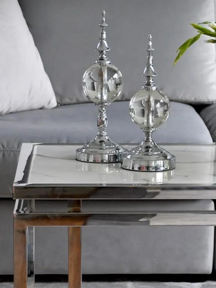 Stolik kawowy w stylu nowojorskim i glamour stal nierdzewna blat biały marmur OSKAR SILVER OUTLET 2 w zbliżeniu. Aranżacja nowoczesnego wnętrza od Primavera Home.