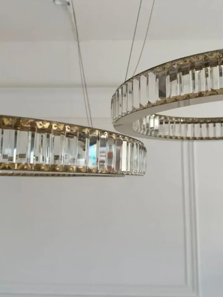 Elegancka konstrukcja Żyrandola Kryształowego Ring Złoty Eclipse w domowej aranżacji. Aranżacja nowoczesnego wnętrza od Primavera Home.