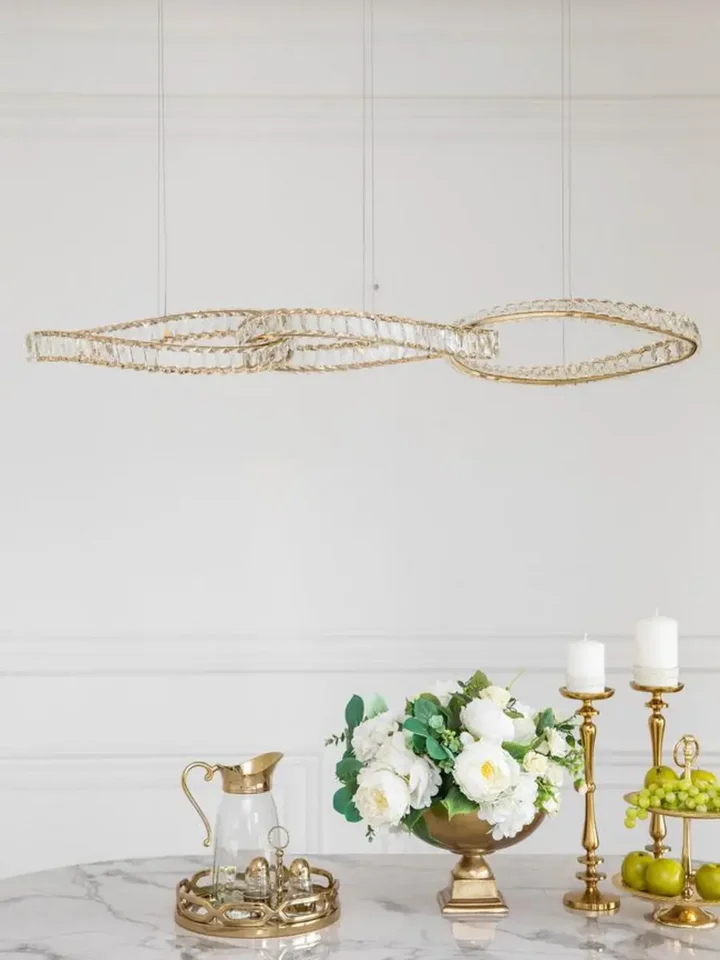 Zbliżenie na kryształowe detale żyrandola LILIBET L Złoty. Projekt inspirowany stylem glamour od Primavera Home.