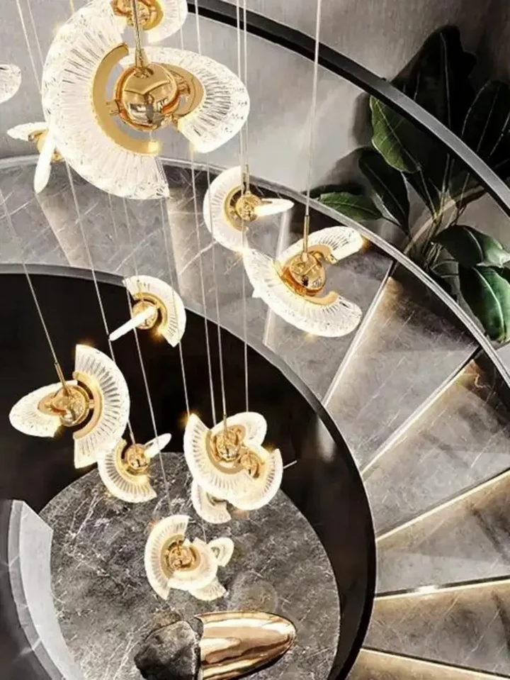 Żyrandol Flow L uchwycony z boku. Ekspozycja w salonie od Primavera Home.